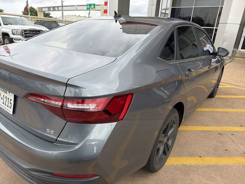 Used 2024 Volkswagen Jetta SE w/ Panoramic Sunroof Package FWD image 2