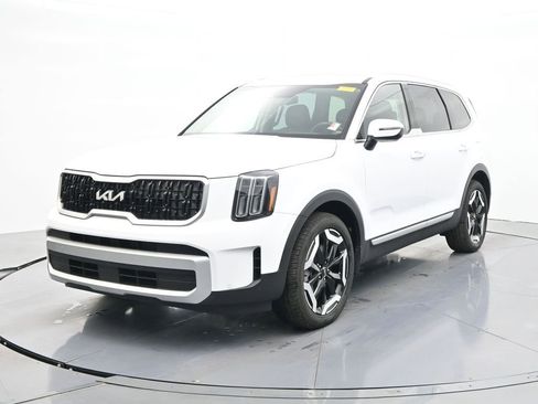 Used 2024 Kia Telluride EX w/ EX Captain's Chair Package image 1