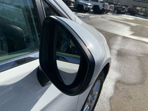 Used 2022 Chrysler Voyager LX image 27