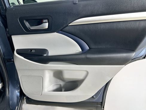 Used 2019 Toyota Highlander XLE AWD/4WD image 40