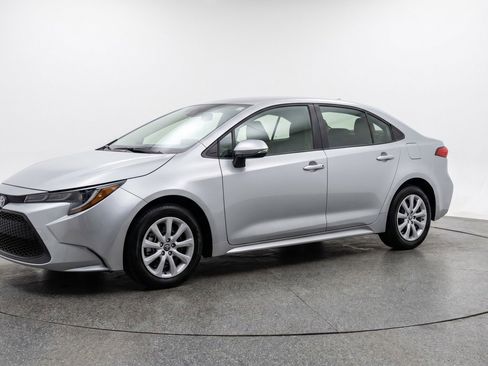 Used 2025 Toyota Corolla LE FWD image 3