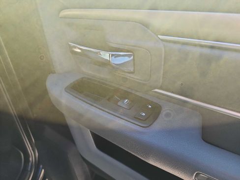 Used 2018 RAM 2500 SLT w/ Luxury Group image 38