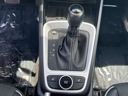 Used 2024 Hyundai Venue Limited FWD image 19