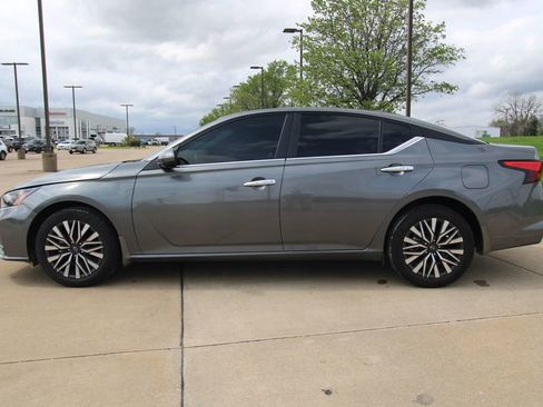 Used 2024 Nissan Altima 2.5 SV w/ SV Premium Package image 17