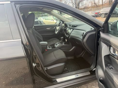 Used 2018 Nissan Rogue SV w/ Premium Package image 28