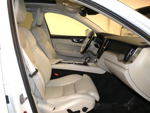 Used 2019 Volvo XC60 T5 Momentum w/ Premium Package image 17