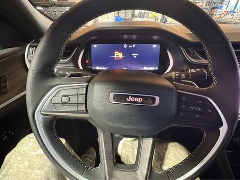 New 2025 Jeep Grand Cherokee Limited w/ Black Appearance Package AWD/4WD image 17