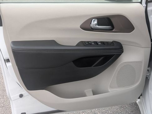 Used 2023 Chrysler Voyager LX FWD image 10