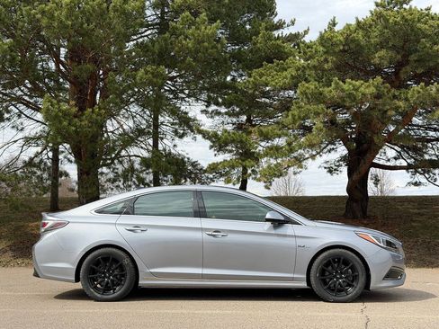 Used 2016 Hyundai Sonata Limited w/ Option Group 02 image 2