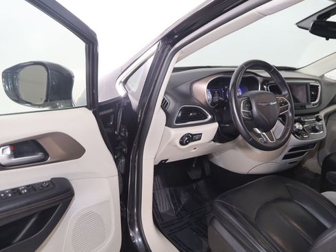 Used 2018 Chrysler Pacifica Touring-L FWD image 43