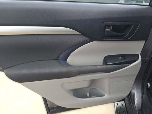 Used 2017 Toyota Highlander LE image 25