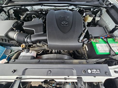 Used 2018 Toyota Tacoma SR5 AWD/4WD image 28