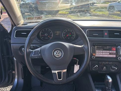 Used 2012 Volkswagen Jetta SE FWD image 12