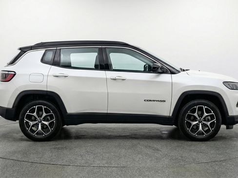 Used 2025 Jeep Compass Limited image 11