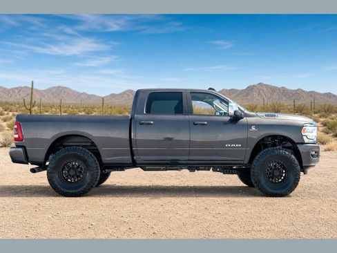 Used 2024 RAM 2500 Laramie AWD/4WD image 3