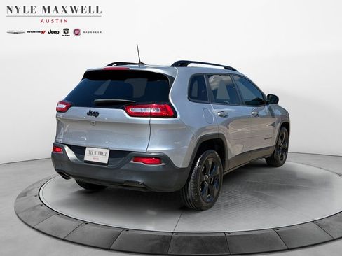 Used 2018 Jeep Cherokee Latitude w/ Altitude Package FWD image 16