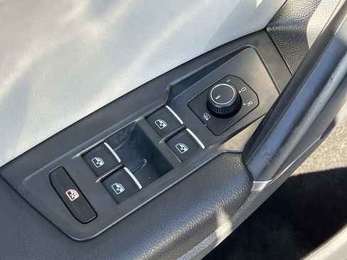 Used 2020 Volkswagen Tiguan SE w/ Panoramic Sunroof Package FWD image 17