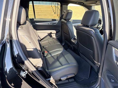 Used 2025 Cadillac XT6 Luxury image 13