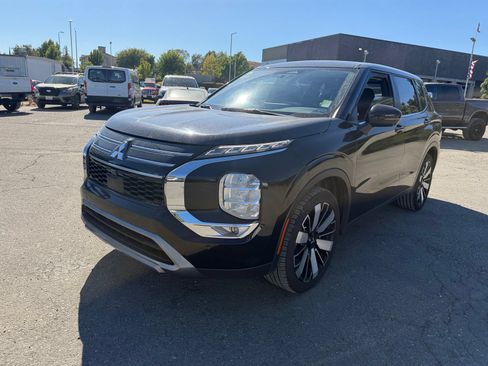Used 2025 Mitsubishi Outlander SE FWD image 1