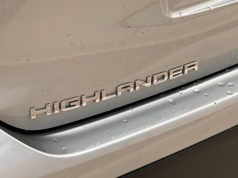 Used 2025 Toyota Highlander LE FWD image 8