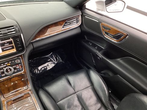 Used 2017 Lincoln Continental Select image 28