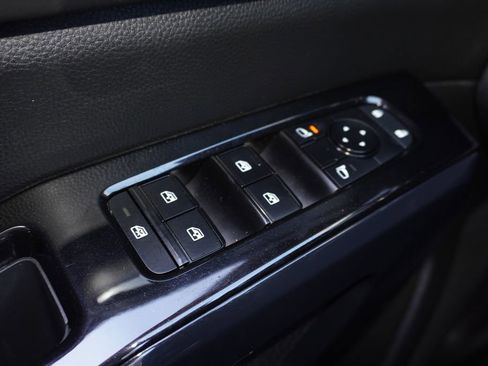 Used 2022 Nissan Pathfinder SV FWD image 16