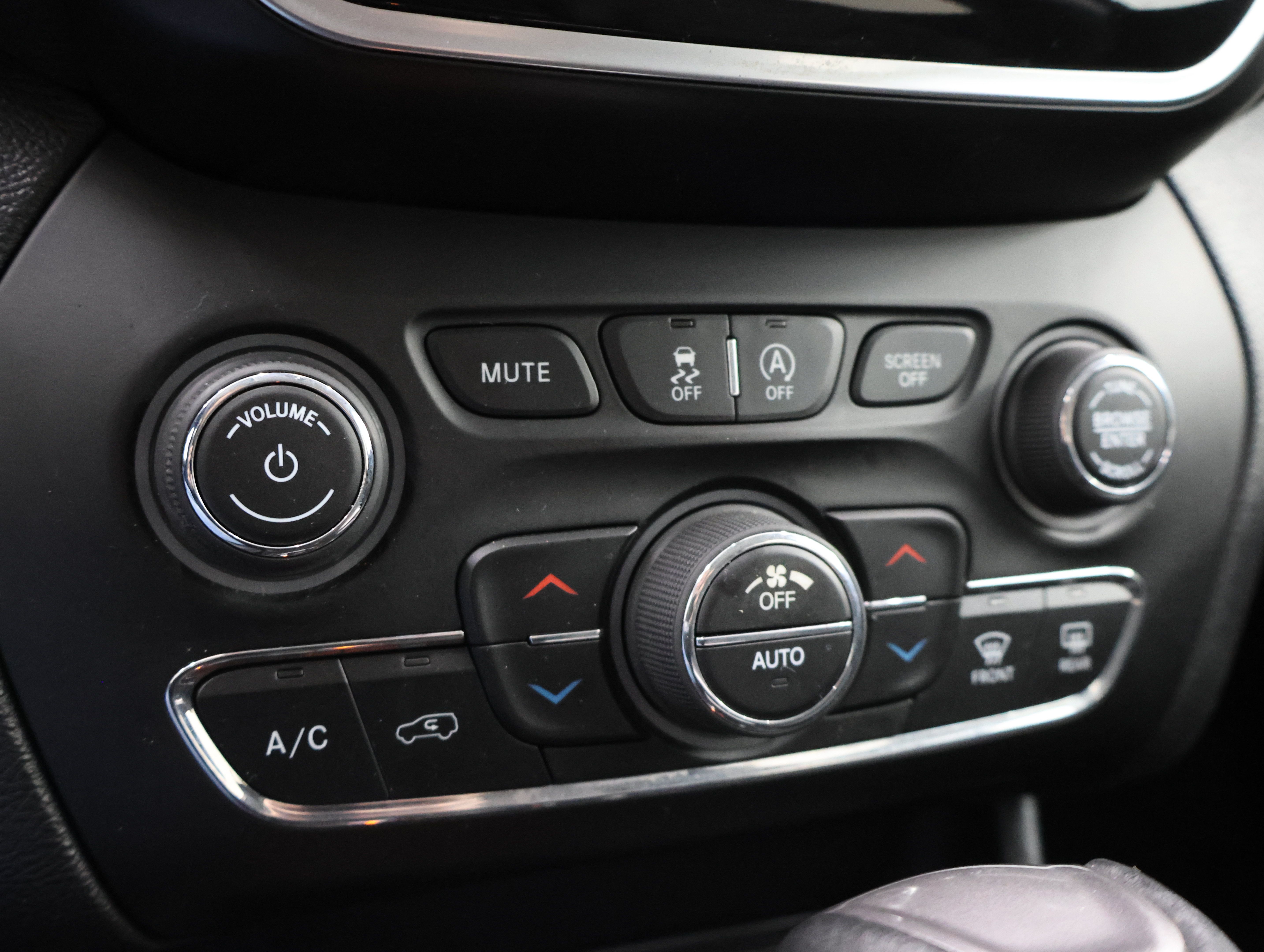 Used 2019 Jeep Cherokee Limited w/ Trailer Tow Group AWD/4WD image 45