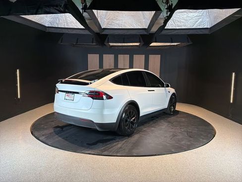 Used 2022 Tesla Model X Plaid image 5