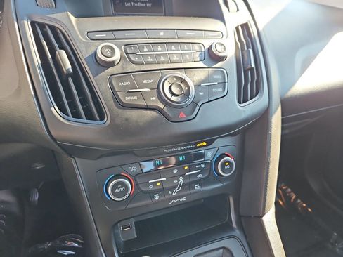 Used 2018 Ford Focus SE w/ SE Appearance Package image 19