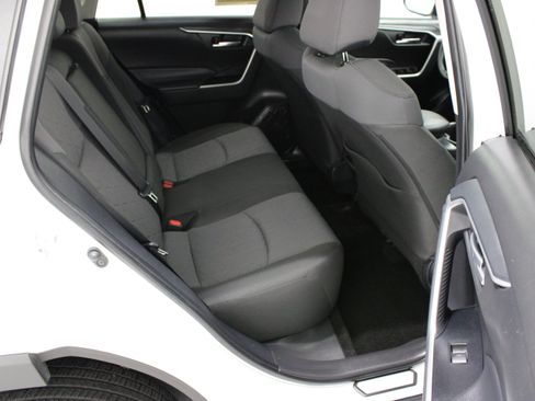 Used 2025 Toyota RAV4 XLE FWD image 33