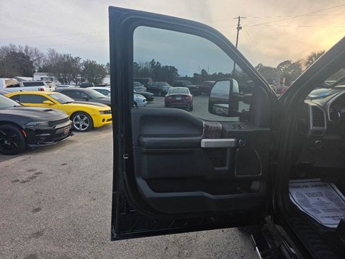Used 2019 Ford F350 Lariat w/ Chrome Package image 9