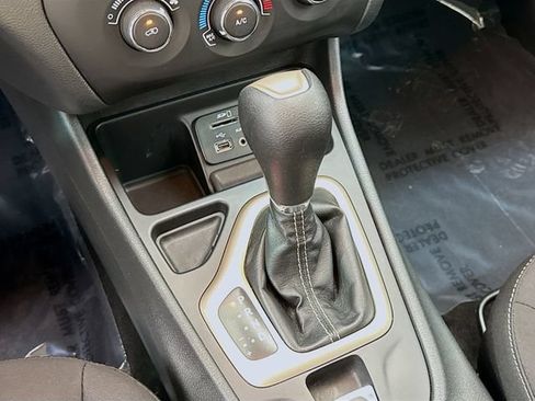 Used 2015 Jeep Cherokee Sport FWD image 16