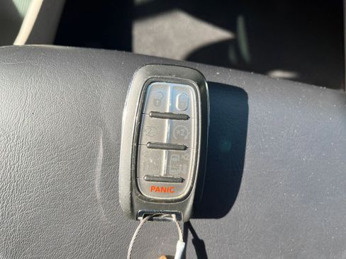 Used 2023 Chrysler Pacifica Touring-L FWD image 21