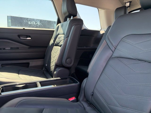 Used 2025 Nissan Pathfinder Platinum AWD/4WD image 32
