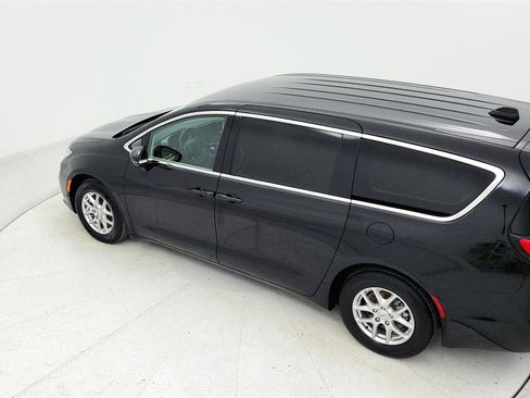 Used 2024 Chrysler Pacifica Touring-L image 38