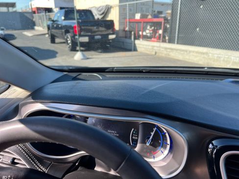 Used 2023 Chrysler Pacifica Touring-L image 39