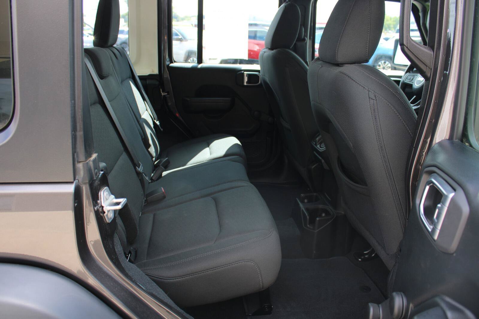 Used 2018 Jeep Wrangler Unlimited Sport AWD/4WD image 23