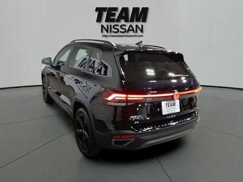 Used 2025 Volkswagen Taos SE AWD/4WD image 4