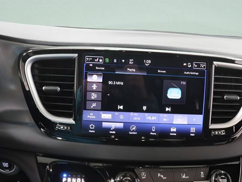 Used 2025 Chrysler Pacifica Select image 10