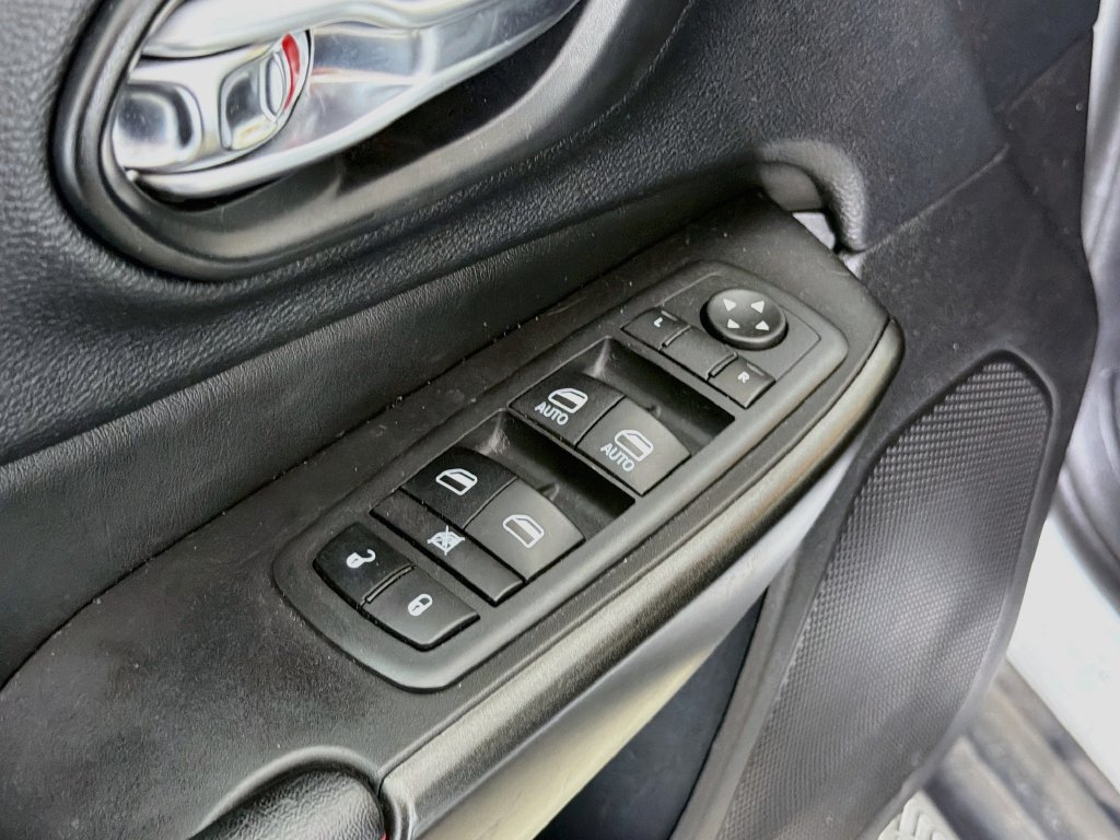 Used 2020 Jeep Cherokee Trailhawk w/ Cold Weather Group AWD/4WD image 21