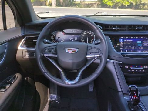Used 2025 Cadillac XT6 Luxury image 18
