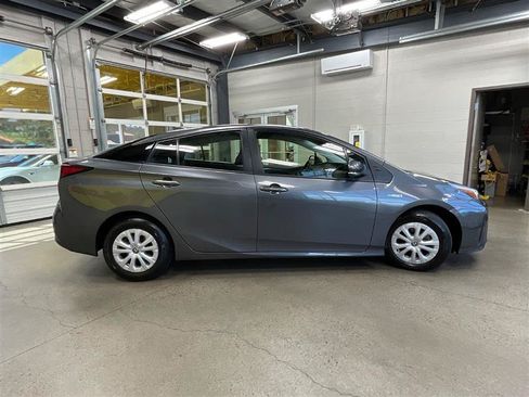 Used 2022 Toyota Prius LE FWD image 6