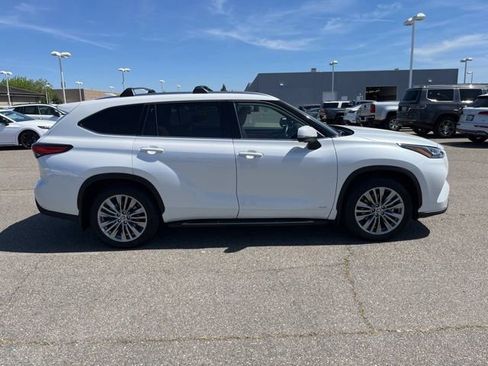 Used 2023 Toyota Highlander Platinum image 4