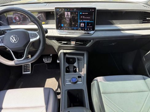 Used 2025 Volkswagen Tiguan SE R-Line image 29