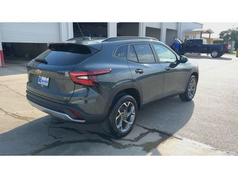 New 2026 Chevrolet Trax LT w/ LT Convenience Package FWD image 8