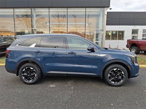 Certified 2025 Kia Sorento S image 7