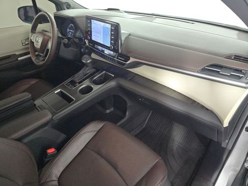 Used 2024 Toyota Sienna Platinum image 32