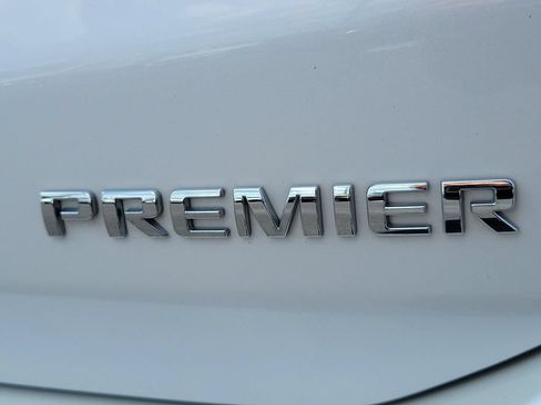 Used 2023 Chevrolet Equinox Premier FWD image 10