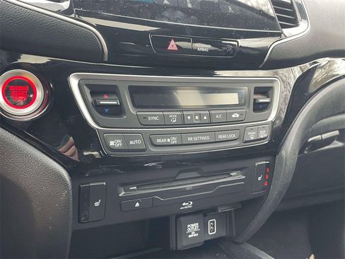 Certified 2022 Honda Pilot Touring image 29