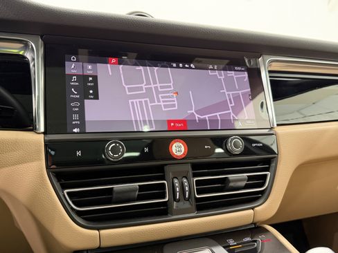 Certified 2025 Porsche Macan image 38